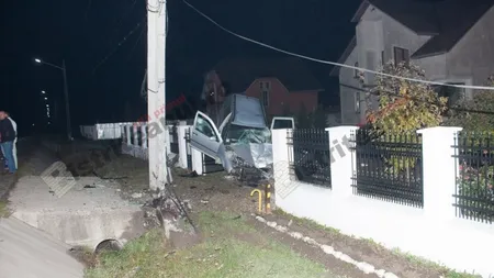 Accident în Bistriţa-Năsăud. Trei tineri au scăpat cu viaţă, după ce au intrat cu maşina într-un cap de pod VIDEO