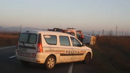 O maşină plină cu bani s-a răsturnat pe o şosea din Timiş. Două persoane au fost rănite