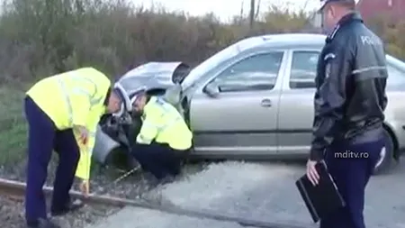 Accident feroviar grav. Un şofer de 89 de ani a fost lovit în plin de tren