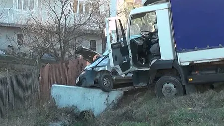 O femeie şi-a pierdut viaţa, iar nepotul său este în stare gravă, în urma unui accident rutier în Argeş VIDEO