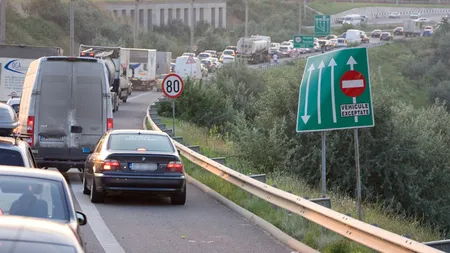 Aglomeraţie pe A1. Un camion care transporta acumulatori a pierdut o parte din marfă, iar acidul s-a scurs pe Autostradă