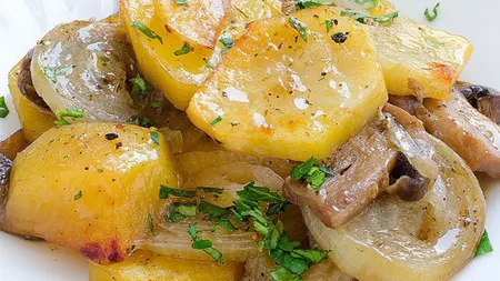 Reţeta Zilei: Cartofi cu ceapă şi ciuperci la cuptor