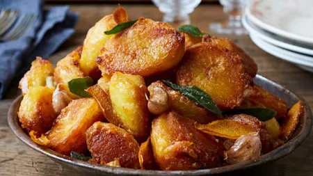 Cartofi la cuptor cu salvie şi portocală. Reţeta lui Jamie Oliver
