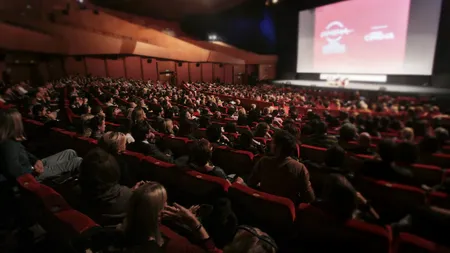 Doi judecători din Timiş au cerut reluarea primei părţi a unui film de la un cinema din mall pe motiv că au întârziat 15 minute