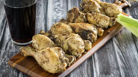 Ciocănele de pui la cuptor cu ierburi şi usturoi. Cea mai aromată reţetă cu carne de pui