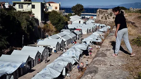 Atacuri cu bombe incendiare asupra migranţilor, în Grecia. Corturi incendiate, voluntari agresaţi