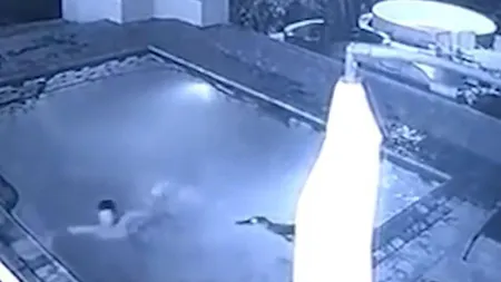 O femeie a fost atacată de un crocodil în propria piscină. Imagini terifiante VIDEO