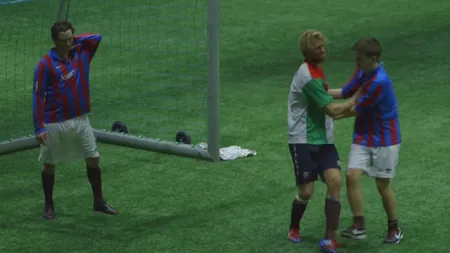 Fotbal cu oameni beţi. Jucătorii trebuie să aibă alcoolemie de cel puţin 1 la mie. Imaginile au devenit virale VIDEO