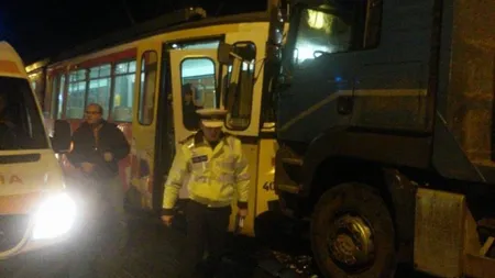 Tramvai lovit de un camion de lemne. Şoferul nu ştie ce s-a întâmplat cu el