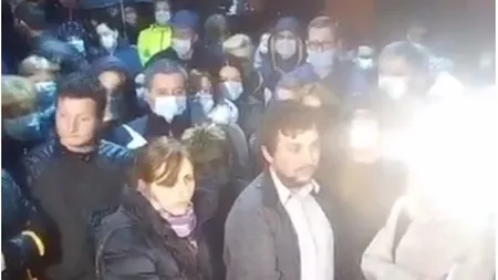 Protest în faţa spitalului după moartea unui tânăr externat după trei ore. Familia spune că băiatul a fost trimis acasă în stare gravă