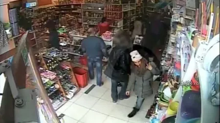 Bătrână jefuită într-un magazin. Camerele de supraveghere au surprins momentul