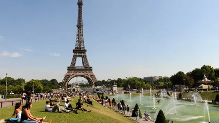 Români condamnaţi în Franţa, pentru că jefuiau turişti la Turnul Eiffel şi Versaille