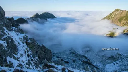 Imagini spectaculoase în Munţii Retezat. O mare de nori a fost surprinsă deasupra vârfurilor de munte