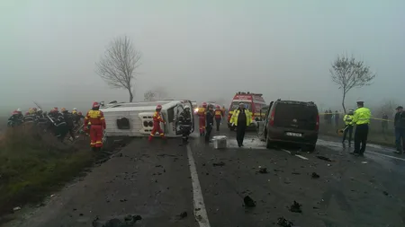 ACCIDENT GRAV pe DN2. Trei morţi şi 18 răniţi. Un microbuz de persoane a intrat violent într-o autoutilitară VIDEO