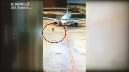 O femeie a sărit dintr-un avion în mers. Un călător a filmat scena VIDEO