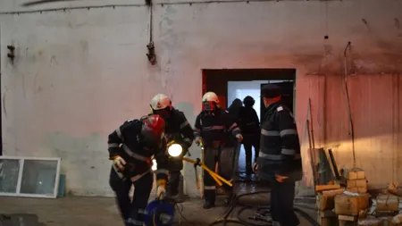 INCENDIU la o hală dezafectată din Suceava. Un tânăr a ajuns la spital