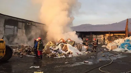 Incendiu de proporţii la un centru de colectare din Codlea. Pompierii au intervenit de urgenţă VIDEO