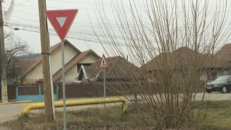 SITUAŢIE INCREDIBILĂ: Indicatoare noi, lângă indicatoare vechi. Şoferii nu ştiu pe care să le respecte FOTO