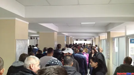Cozi interminabile la înmatriculări auto. Oamenii stau la rând de la 1 noaptea FOTO