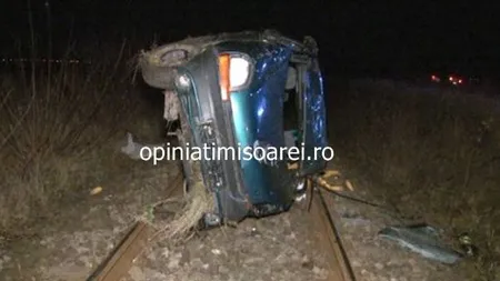 Accident grav în Timiş. Trei persoane au fost rănite după ce maşina în care se aflau s-a răsturnat pe şinele de tren