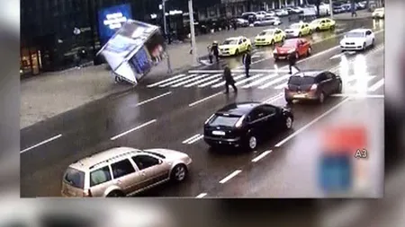 Vântul puternic face victime la Iaşi. Un bărbat a fost rănit grav de un panou publicitar VIDEO