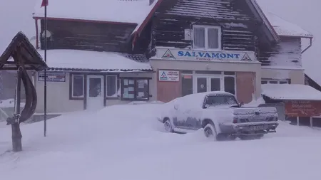 Zăpadă de 80 de centimetri în Parâng. 30 de copii şi turişti sunt evacuaţi din staţiune, pe jos FOTO şi VIDEO