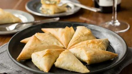 Plăcintă grecească cu spanac şi brânză. Aperitivul care ne trimite cu gândul la vacanţa de vară