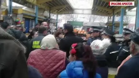 Violenţe în Piaţa Centrală din Bacău. Inspectorii ANAF, veniţi în control, alungaţi de comercianţii furioşi VIDEO