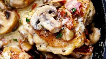 Cea mai simplă reţetă de pui cu ciuperci şi bacon