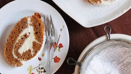 Deliciu de toamnă: ruladă cu scorţişoară şi brânză