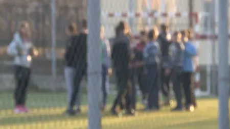 Elev în stare gravă, într-o şcoală din Botoşani, după ce poarta şcolii i-a picat în cap VIDEO
