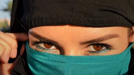Stewardesa din România care i-a înnebunit pe arabi FOTO