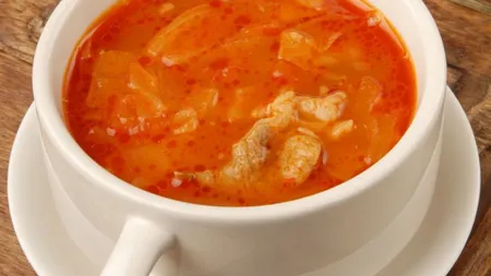 Reţeta zilei: Ciorbă de varză cu carne