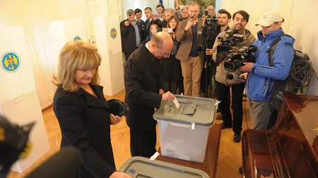 Traian Băsescu, primul vot ca cetăţean moldovean: Am votat pentru Maia Sandu GALERIE FOTO
