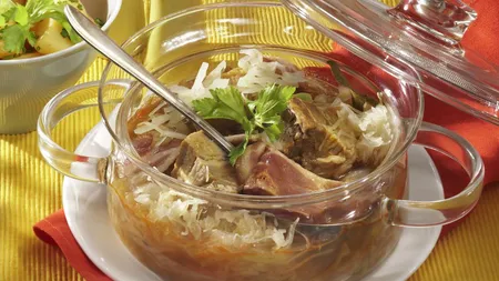 Reţeta zilei: Varză cu carne de porc
