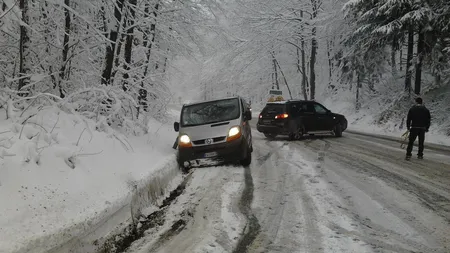 Maşină căzută în râpă, la Sinaia, după ce a derapat pe drumul de la Cota 1400