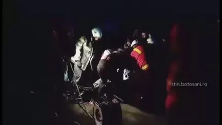 Accident grav în judeţul Botoşani. O maşină s-a răsturnat şi a intrat într-un cap de pod