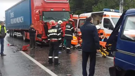ACCIDENT GRAV: Un microbuz a fost izbit frontal de un TIR. A fost declanşat CODUL ROŞU DE INTERVENŢIE UPDATE
