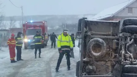 Accident grav în Olt. Un microbuz plin cu elevi a derapat şi s-a răsturnat. Autorităţile au activat planul roşu de intervenţie
