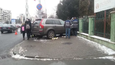 Accident în faţa unui liceu clujean. A măturat tot în cale şi s-a oprit în gardul şcolii