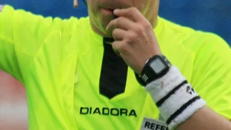 Arbitru BĂTUT crunt pe terenul de joc pentru că n-a dat un penalty. VIDEO