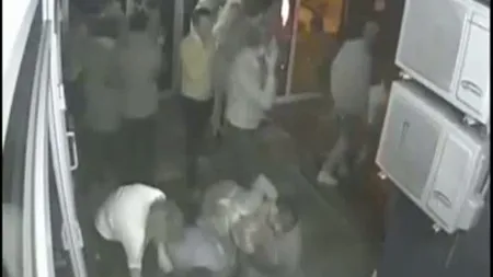 Un tânăr, snopit în bătaie de mai mulţi bărbaţi într-un club VIDEO