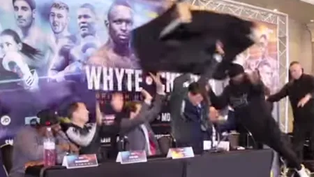 Scene incredibile în mijlocul unei conferinţe sportive. Un boxer a făcut ravagii în sală VIDEO