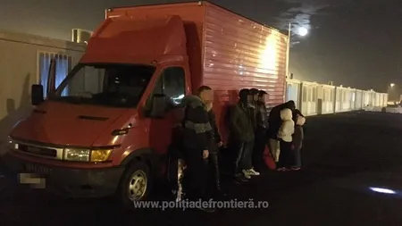 Şapte irakieni, descoperiţi când încercau să iasă ILEGAL din ţară, ascunşi după un perete fals în remorca unui camion FOTO