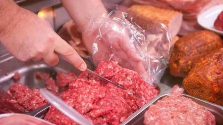 Bacteria E.coli, descoperită în pastă de mici, carcasă de oaie şi hamburger