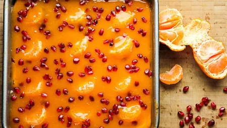 Desertul zilei: Cheesecake cu blat de biscuiţi şi mandarine