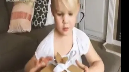 FABULOS. Vezi reacţia unei fetiţe atunci când primeşte cadou o agrafă de păr VIDEO