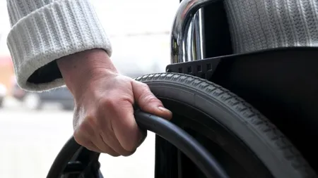 Protest al persoanelor cu dizabilităţi în Piaţa Victoriei