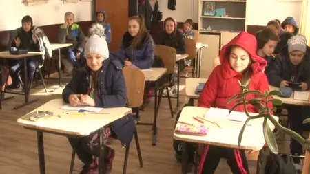 Zeci de elevi din Gorj învaţă în frig, pentru că centrala termică a şcolii s-a stricat. Reacţia primarului este halucinantă