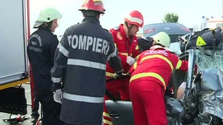 Tânăr încarcerat în urma unui accident, salvat de pompieri cu mâinile goale
